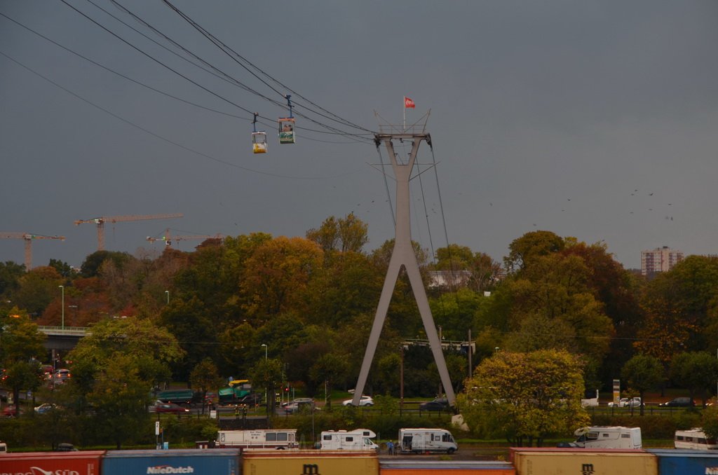 Einsatz BF Hoehenretter Koelner Seilbahn Hoehe Zoobruecke P2106.JPG